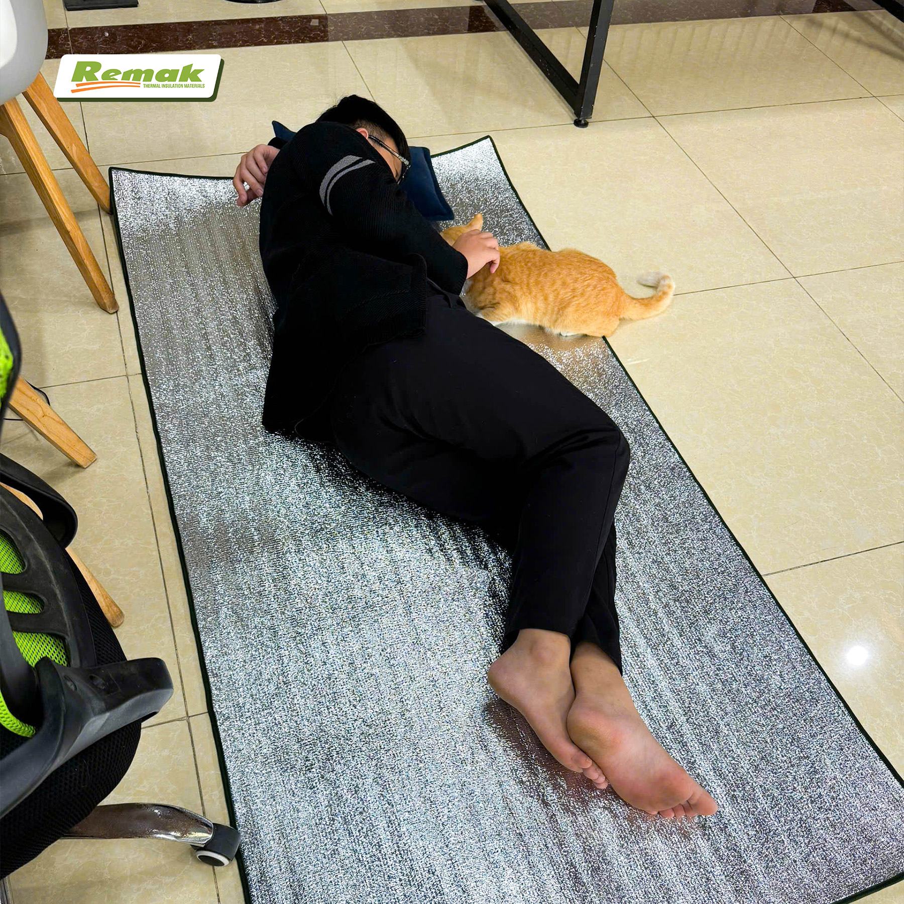 Chiếu ngủ trưa cách nhiệt Remak® - gấp gọn, êm ái mọi lúc mọi nơi 5 Chiếu ngủ văn phòng