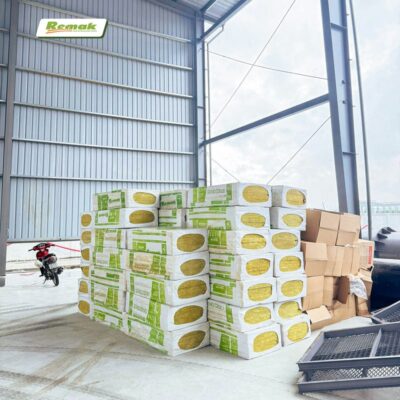 Bông khoáng Remak Rockwool đóng dạng kiện dễ vận chuyển và thi công